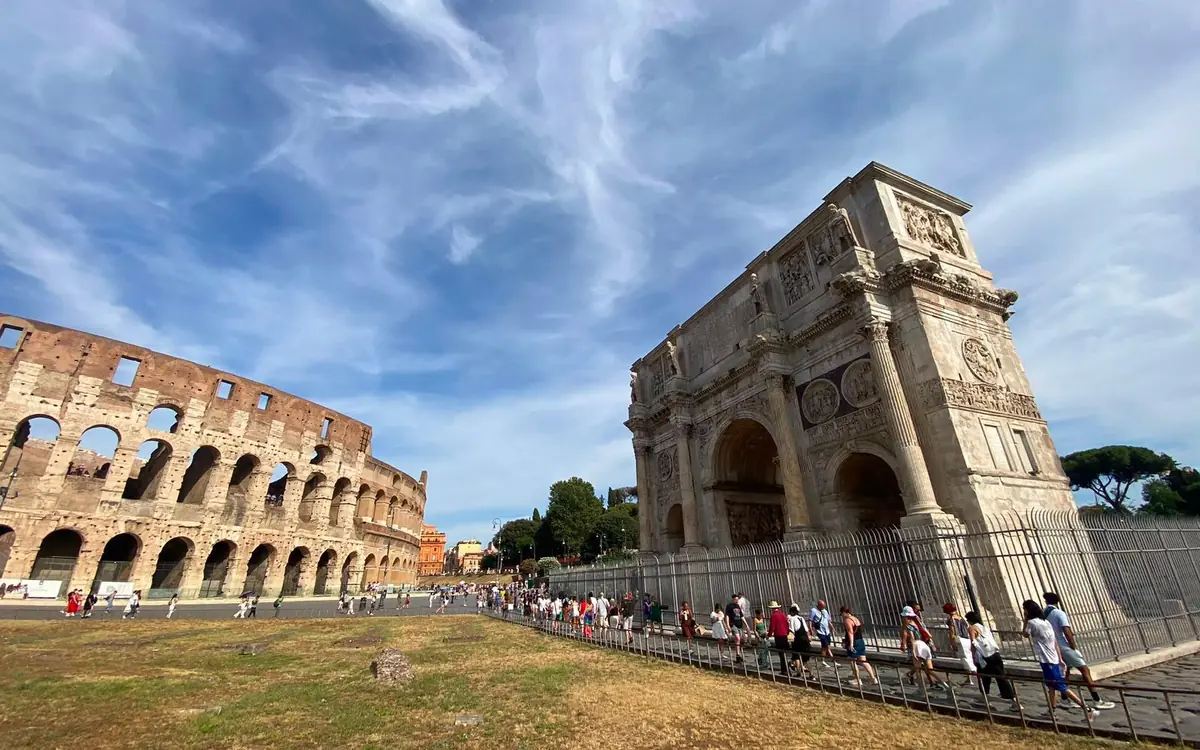 Światło słoneczne przenikające przez łuki i ceglane mury wnętrza Colosseum