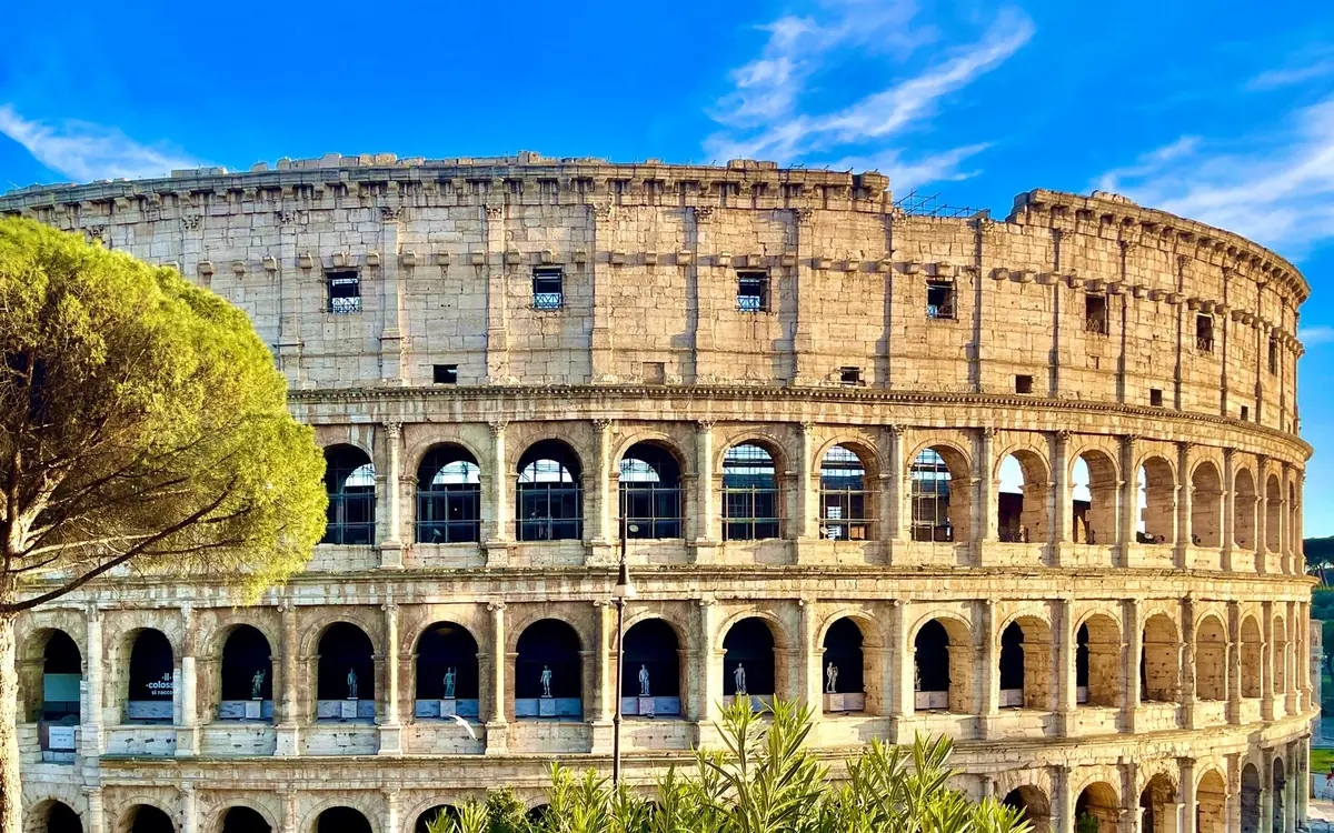 从街道望向 Rome 的 Colosseum 外层石灰华拱廊
