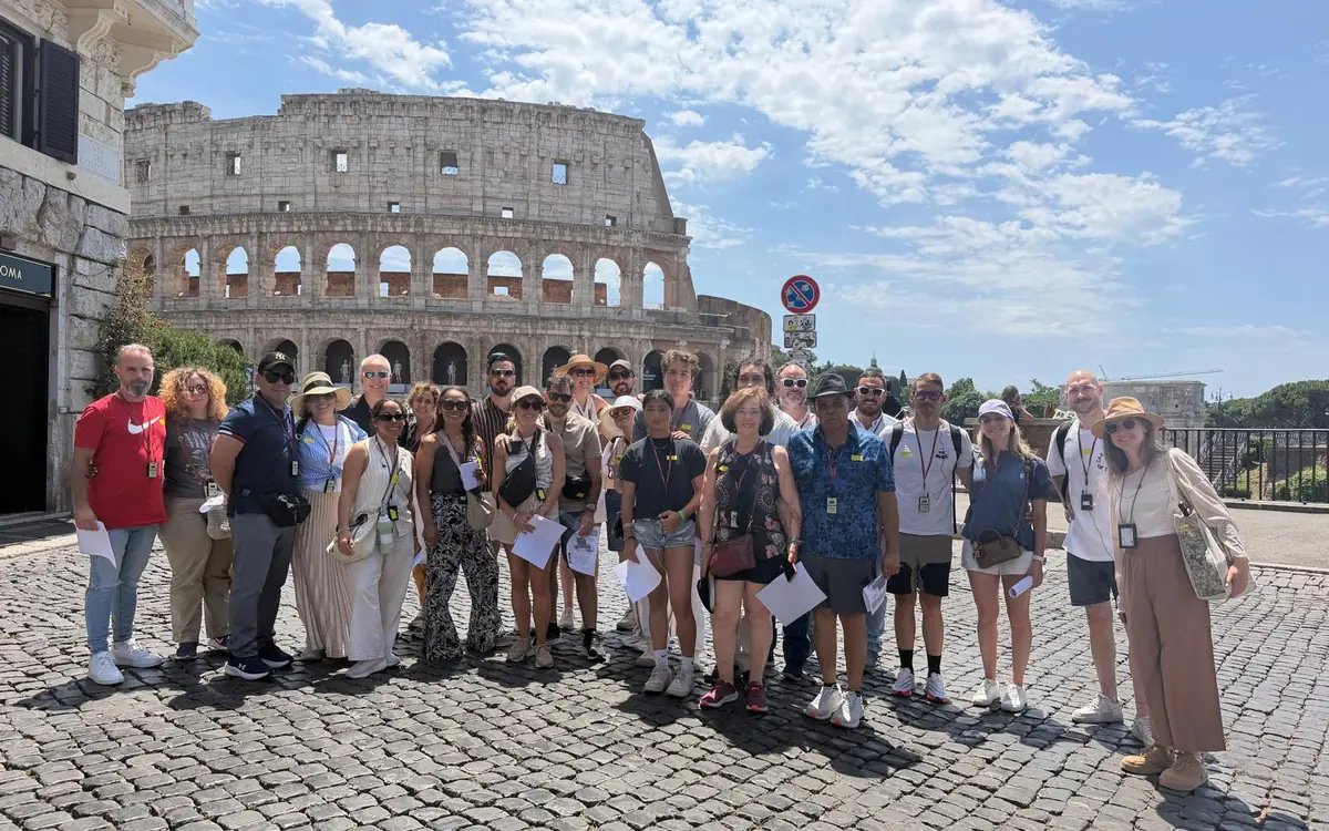 Visitantes reunidos ante la entrada del Coliseo en Roma