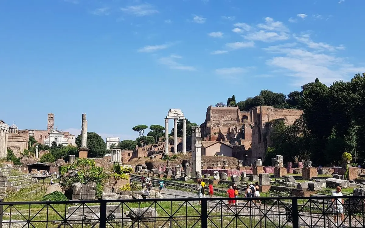 Le colonne e gli archi del Foro Romano sotto il Palatino