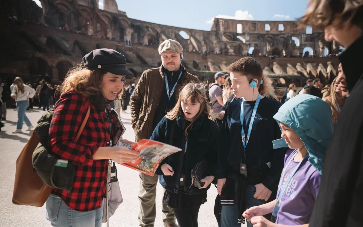 Un guía explicando el Coliseo a un grupo reducido de visitantes en Roma