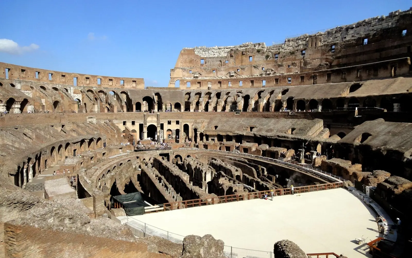 Das Innere des Kolosseums in Rom mit sichtbarer Arenafläche und Hypogäum