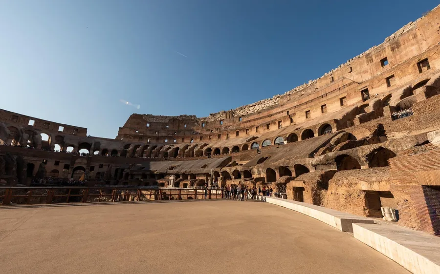 Der Arena Floor und die Ränge des Colosseum von der oberen Ebene aus gesehen