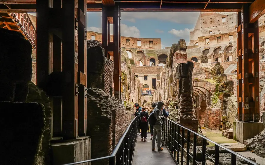 Eine Kleingruppe im Untergrund des Colosseum mit einem Guide