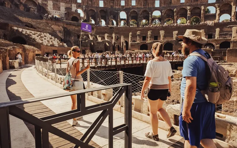 导游在Rome向一个团队讲解Colosseum