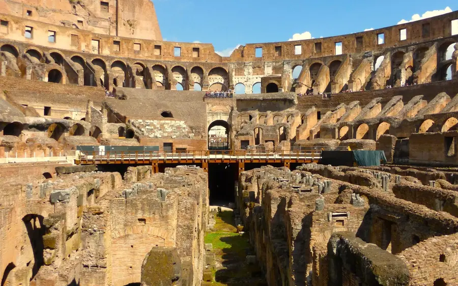 Die oberen Ränge des Colosseum mit Blick auf die Arena