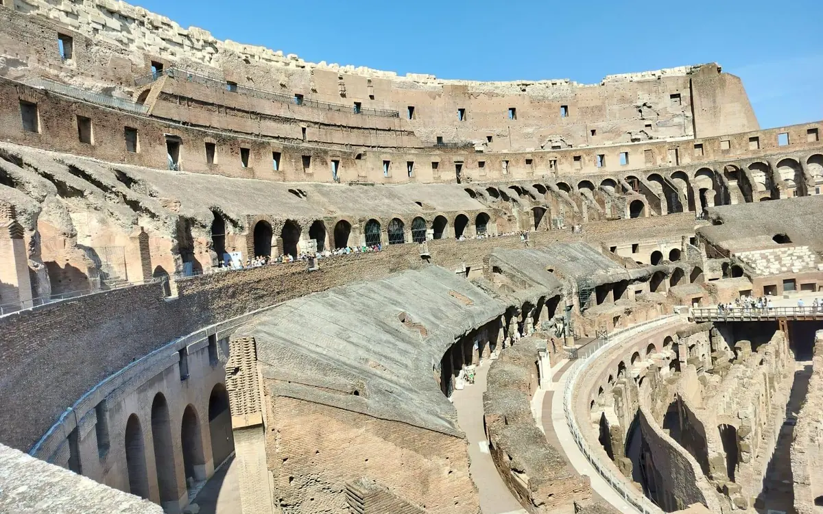 Schodkowe miejsca siedzące w Colosseum opadające w stronę areny